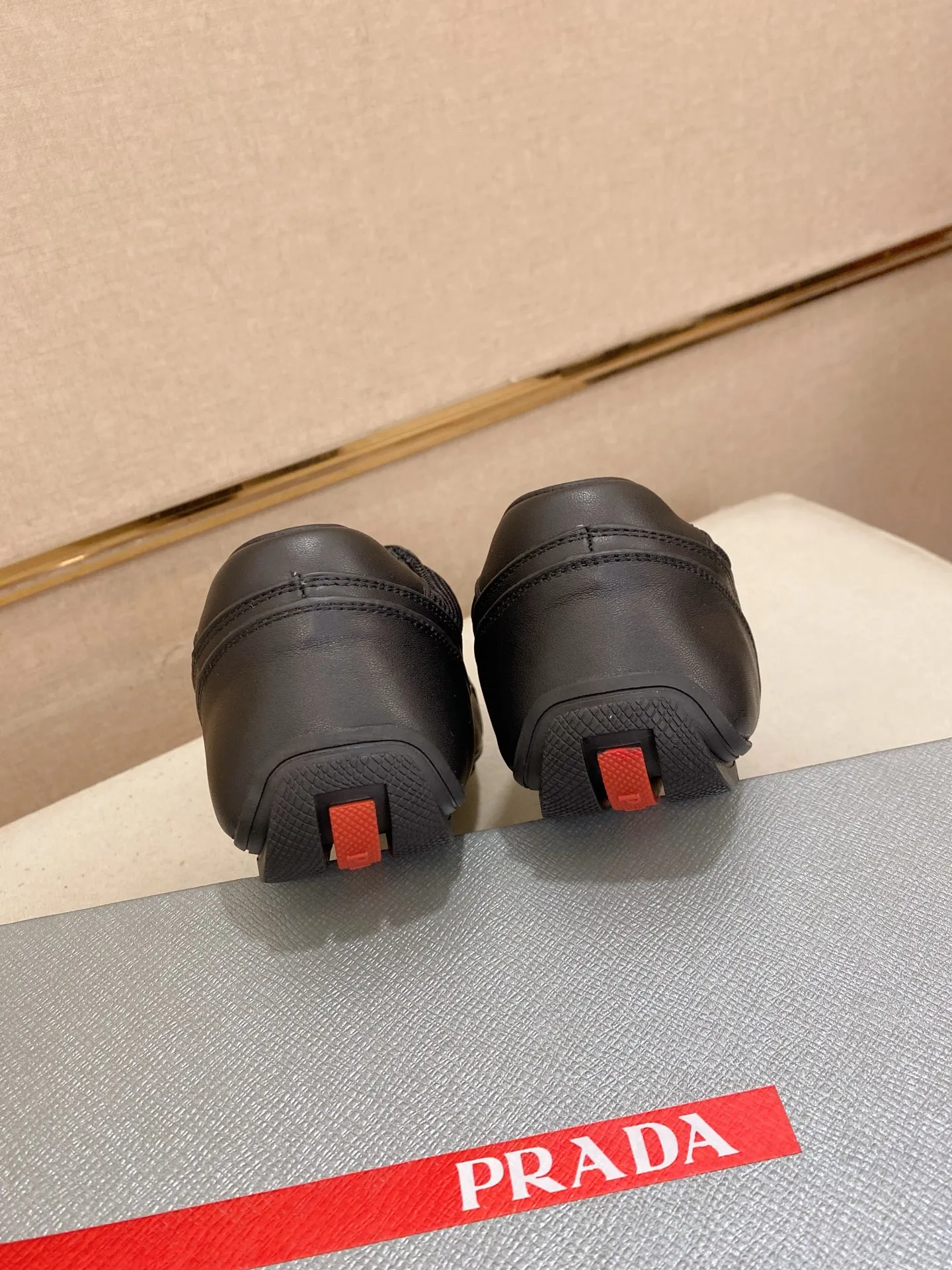 Men's shoes 💰 480💰 ✔️✔️✔️Top high version High-quality new PRADA (Prada) counters are launched at the same time. The new men's shoes and 😘fabrics are purely handmade in Niujing. Lining: Full cowhide lining. 👍🏿High-end☄️Open-molded non-slip rubber outsole, exquisite lines, simple and elegant, comfortable and high-end for leisure travel. Code number: 38-44. Can be customized45